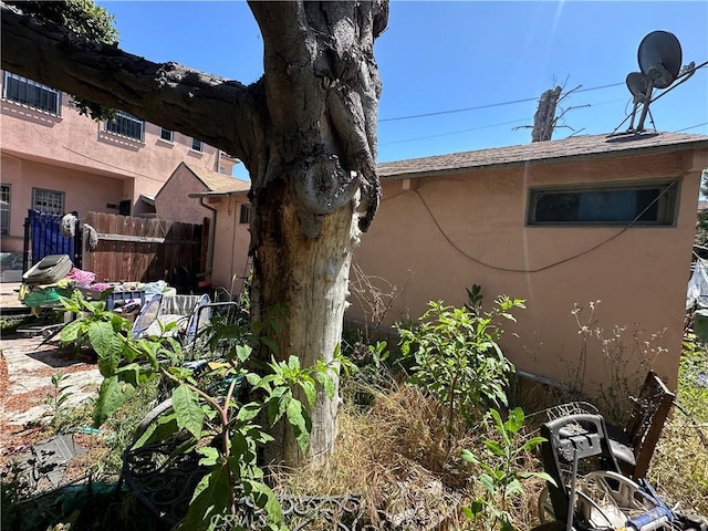 606 W 57th St, Los Angeles, CA 90037 - exterior view of a satellite dish and stucco siding