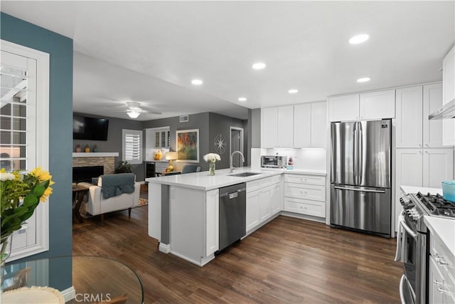30151 Via Amante, Menifee, CA 92584 - kitchen featuring stainless steel appliances, a sink, a peninsula, ceiling fan, and white cabinets