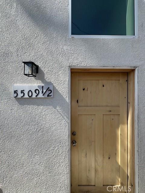 5507 S Manhattan Pl, Los Angeles, CA 90062 - details with stucco siding