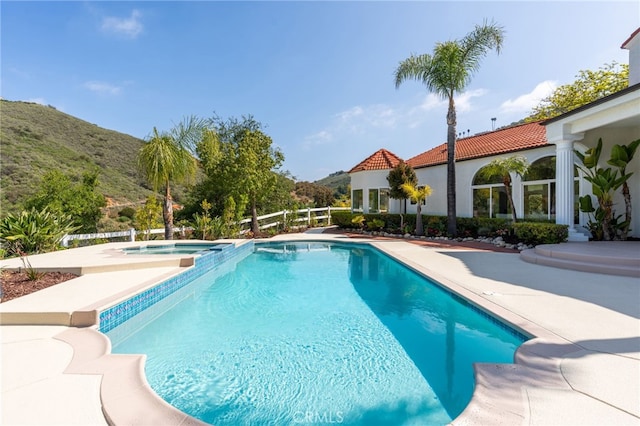 44240 La Cruz Dr, Temecula, CA 92590 - view of pool featuring a patio, a mountain view, a pool with connected hot tub, and fence