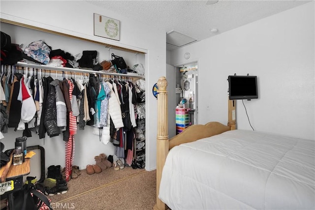 9546 Verdugo Ave, Hesperia, CA 92345 - bedroom featuring a textured ceiling, carpet flooring, and a closet