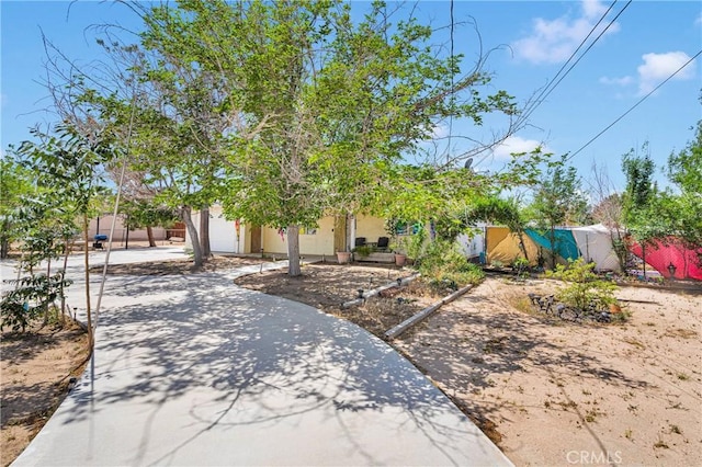 9546 Verdugo Ave, Hesperia, CA 92345 - view of front of house with fence, stucco siding, and driveway