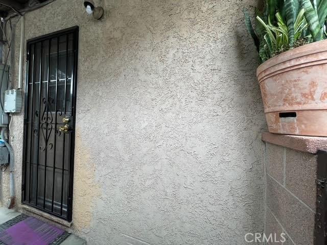 property entrance featuring stucco siding