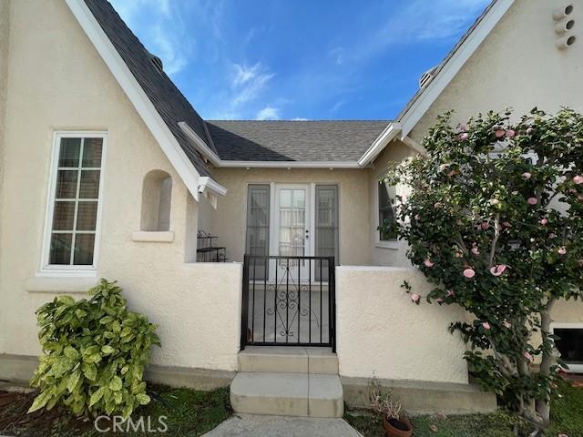 view of exterior entry with stucco siding