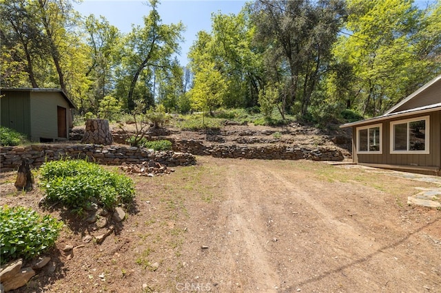 view of yard featuring an outbuilding