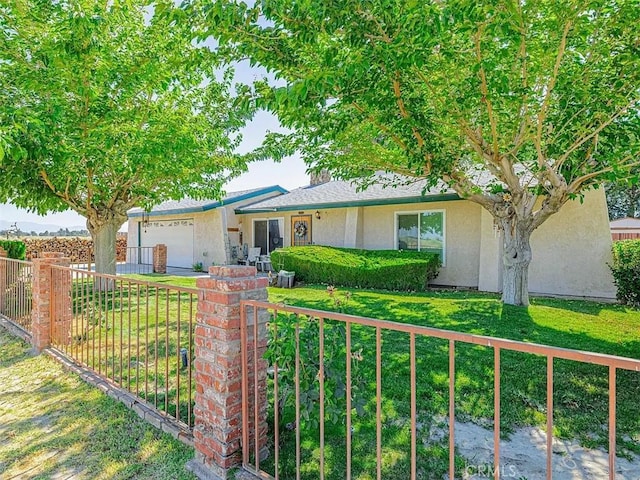ranch-style house featuring fence, a garage, stucco siding, and a front yard