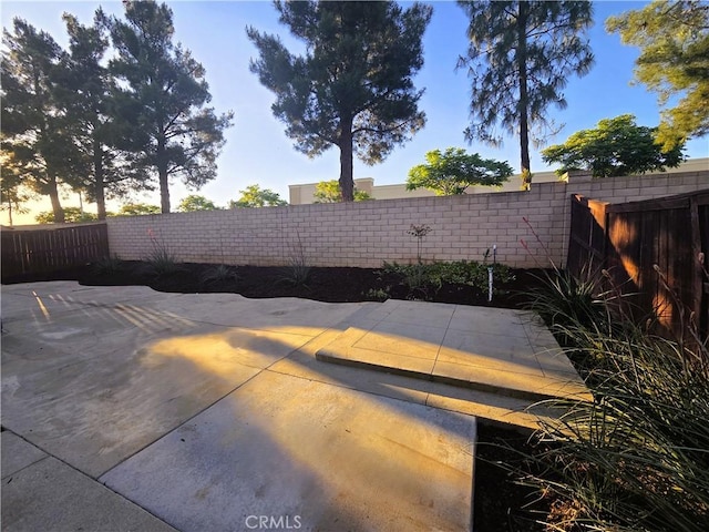 1480 Bedford Ct, Beaumont, CA 92223 - view of patio with a fenced backyard