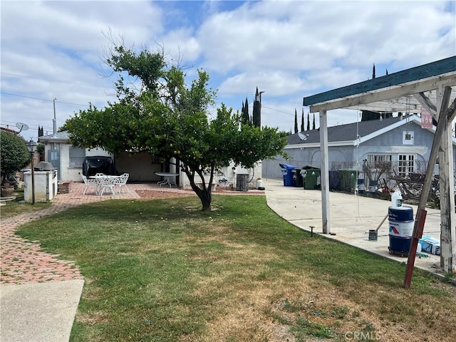 view of yard with a patio
