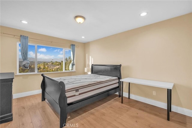 bedroom featuring light wood-type flooring, baseboards, and recessed lighting
