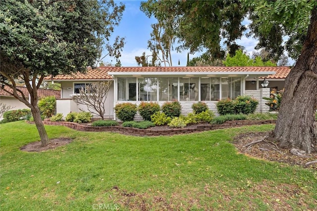 663 Via Los Altos Unit Q, Laguna Woods, CA 92637 - view of front of property featuring a sunroom, a tile roof, a front lawn, and stucco siding