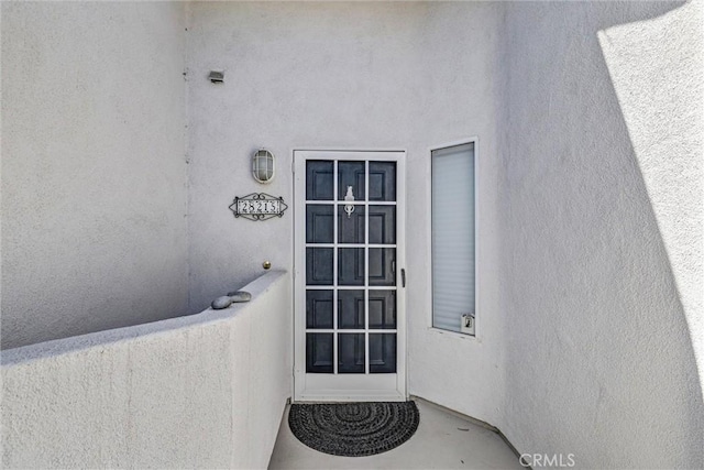 property entrance featuring stucco siding