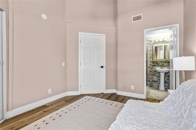 sitting room featuring visible vents, wood finished floors, and baseboards