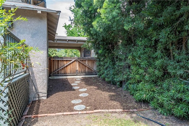 view of yard featuring a gate