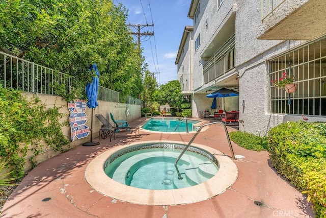 1344 5th St Unit 7, Glendale, CA 91201 - community pool with a hot tub, a patio, and fence