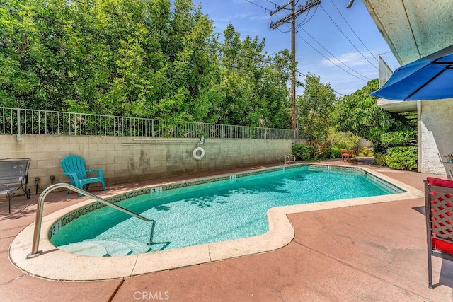 1344 5th St Unit 7, Glendale, CA 91201 - view of pool featuring a patio and a fenced backyard