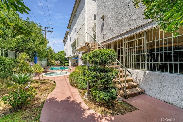 1344 5th St Unit 7, Glendale, CA 91201 - view of property's community featuring a jacuzzi, a pool, and a patio