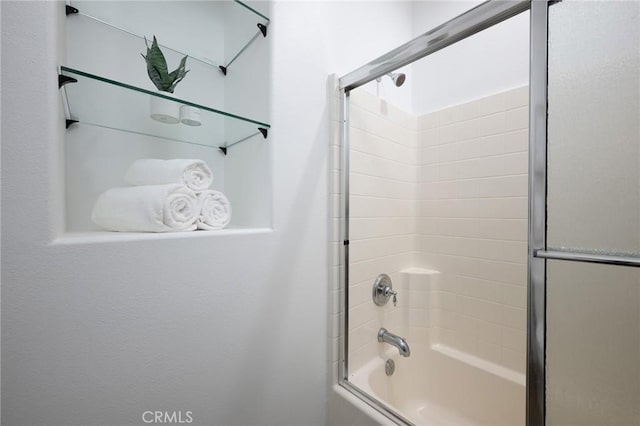 bathroom with combined bath / shower with glass door