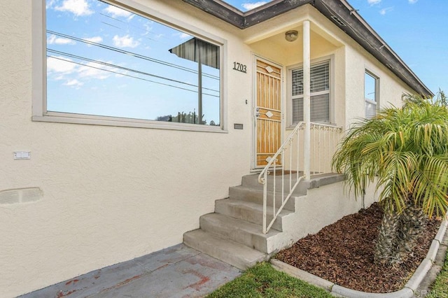 property entrance featuring stucco siding