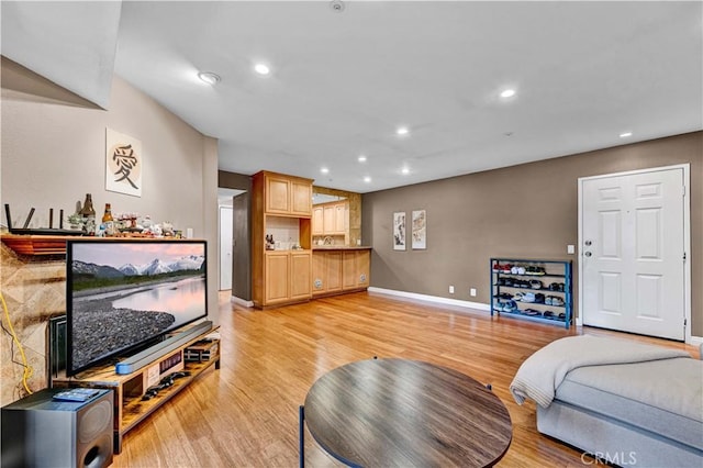 living room with light wood-style flooring, recessed lighting, and baseboards