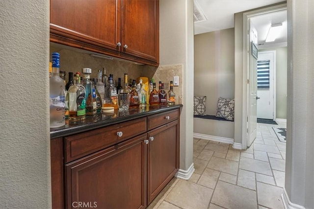 200 Cross Rail Ln, Norco, CA 92860 - indoor dry bar featuring backsplash