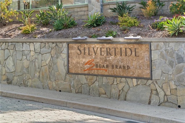 view of community / neighborhood sign