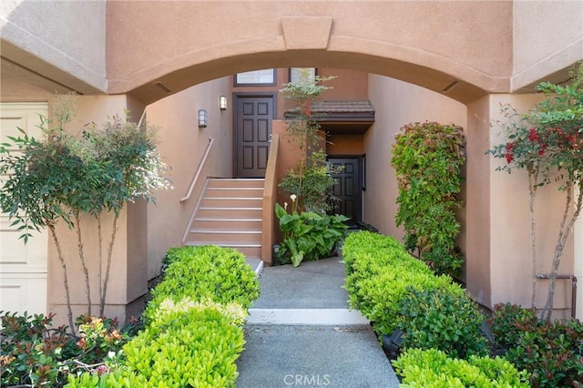 view of exterior entry featuring stucco siding