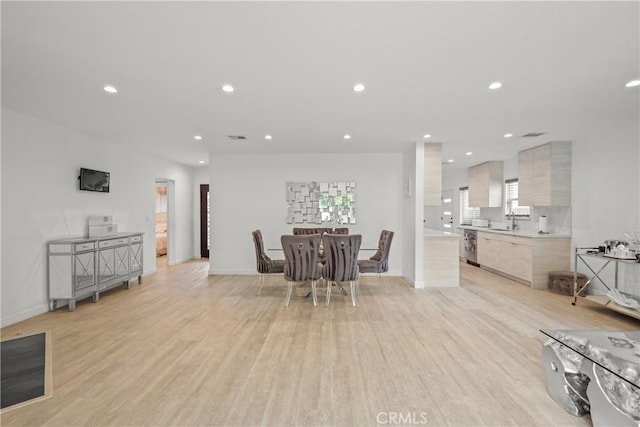 dining room featuring visible vents, light wood-style flooring, baseboards, and recessed lighting