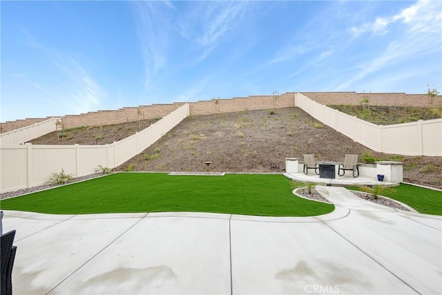 view of yard featuring a patio