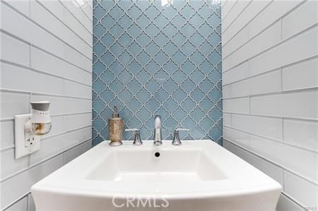 1440 Holbrook St, Eagle Rock, CA 90041 - bathroom featuring tile walls