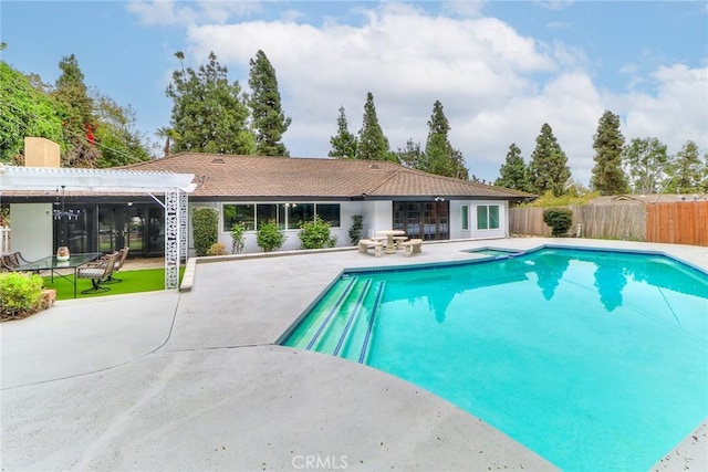 view of swimming pool featuring a patio area, fence, a pergola, and a pool with connected hot tub