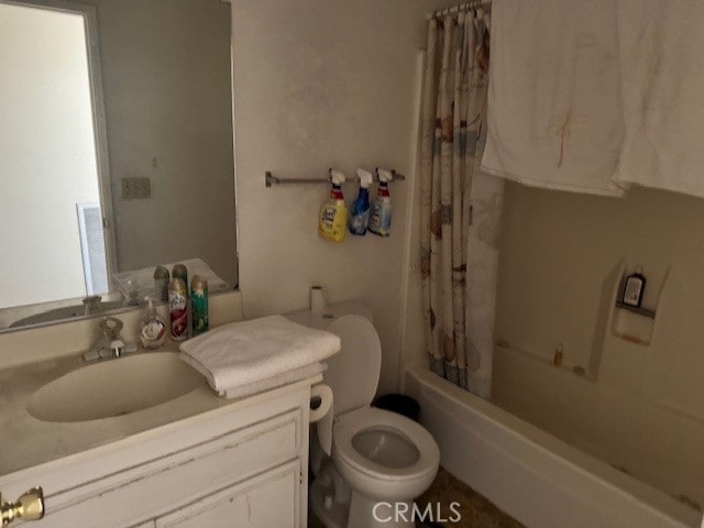 14122 Pawnee Rd, Apple Valley, CA 92307 - full bath featuring toilet, vanity, and shower / bath combination with curtain