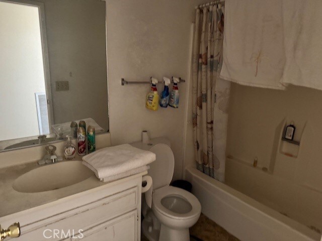 14122 Pawnee Rd, Apple Valley, CA 92307 - bathroom featuring vanity and shower / bath combo