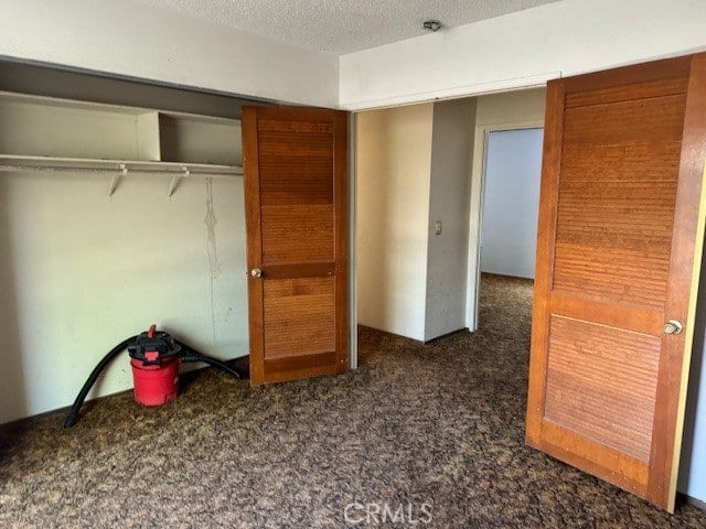 14122 Pawnee Rd, Apple Valley, CA 92307 - unfurnished bedroom featuring carpet, a textured ceiling, and a closet