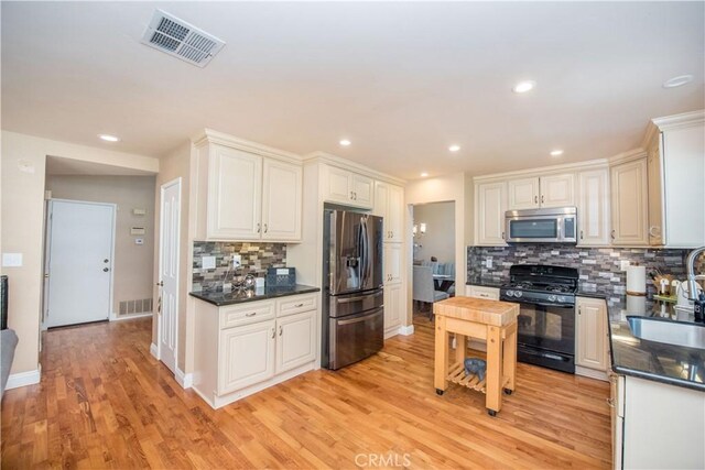 3251 Mountainside Dr, Corona, CA 92882 - kitchen featuring stainless steel appliances, a sink, dark countertops, decorative backsplash, and recessed lighting