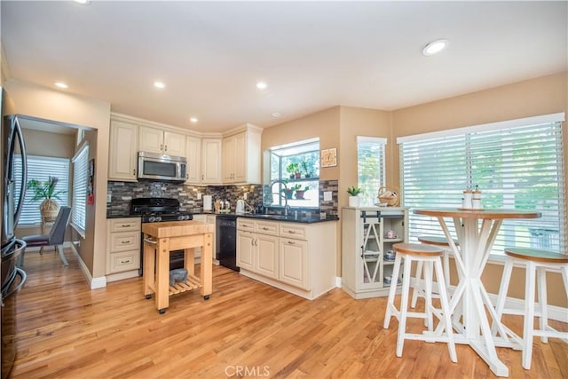 3251 Mountainside Dr, Corona, CA 92882 - kitchen with black appliances, light wood-type flooring, decorative backsplash, a sink, and recessed lighting