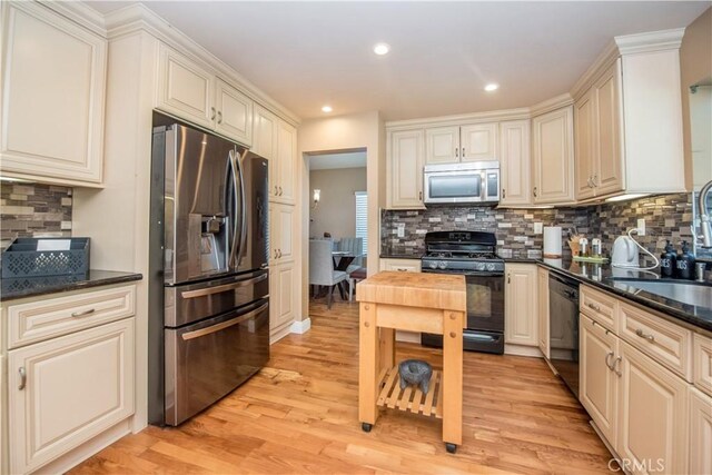 3251 Mountainside Dr, Corona, CA 92882 - kitchen with black appliances, a sink, light wood-style floors, decorative backsplash, and recessed lighting
