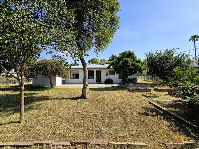 view of yard featuring a garden