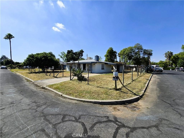 view of front of property featuring fence