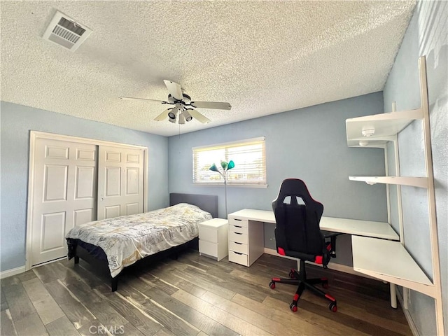 6051 Summerdale Dr, Huntington Beach, CA 92647 - bedroom featuring wood-type flooring, a closet, a textured ceiling, visible vents, and ceiling fan