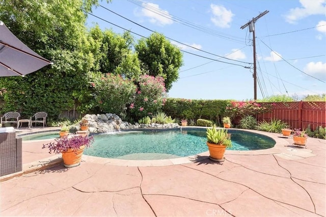 17861 Cathedral Pl, Encino, CA 91316 - view of swimming pool with an in-ground hot tub, a fenced backyard, and a patio