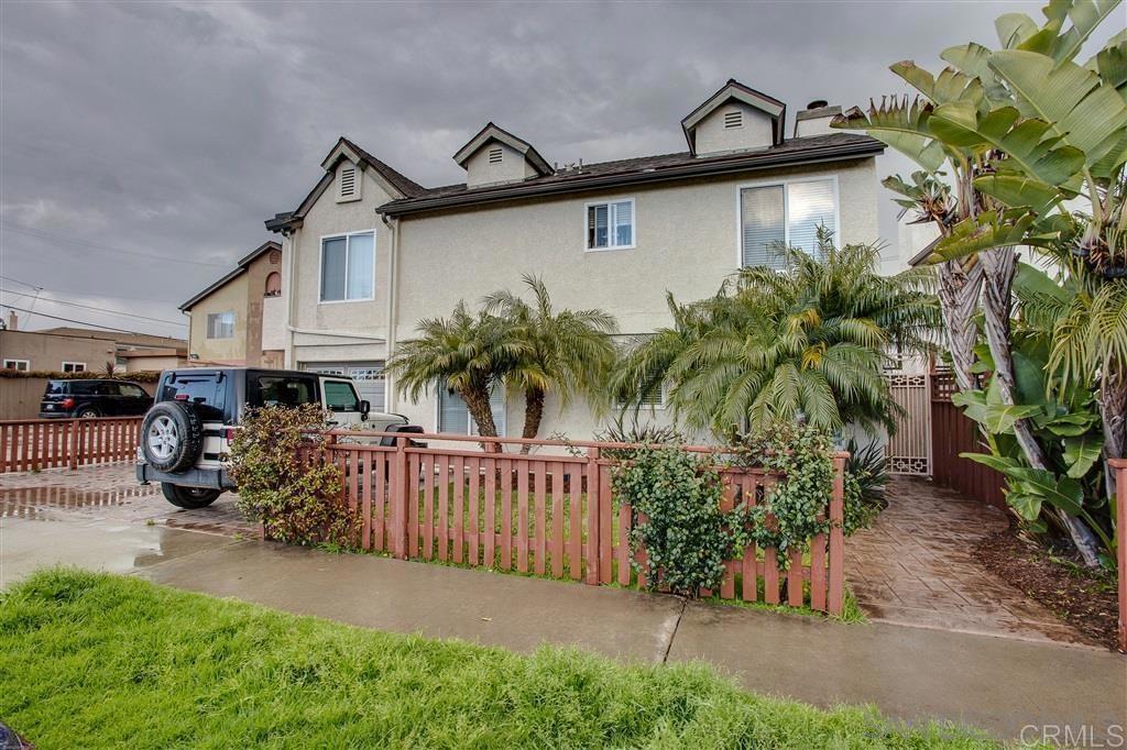 view of front of property featuring stucco siding and fence
