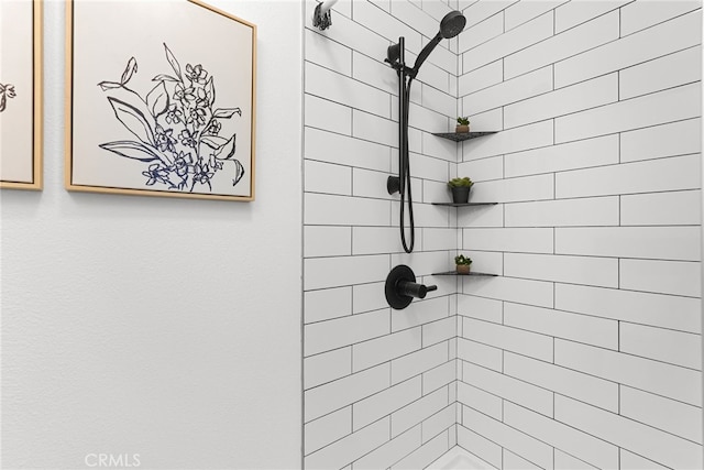 bathroom featuring a tile shower