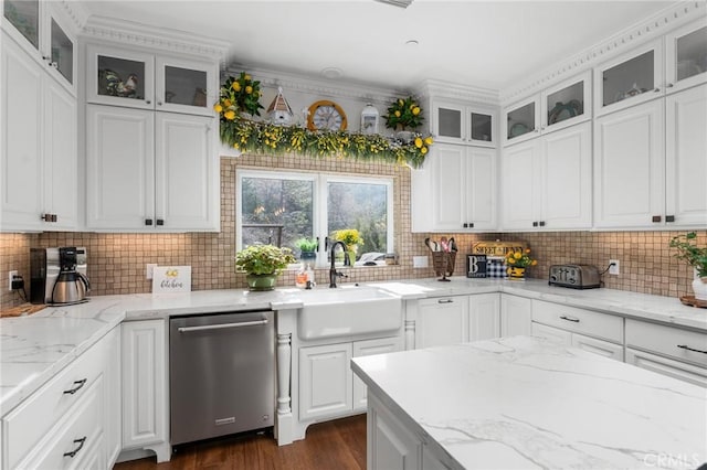 1405 Rock Ridge Dr, Lake Arrowhead, CA 92352 - kitchen with a sink, dark wood finished floors, dishwasher, white cabinetry, and decorative backsplash