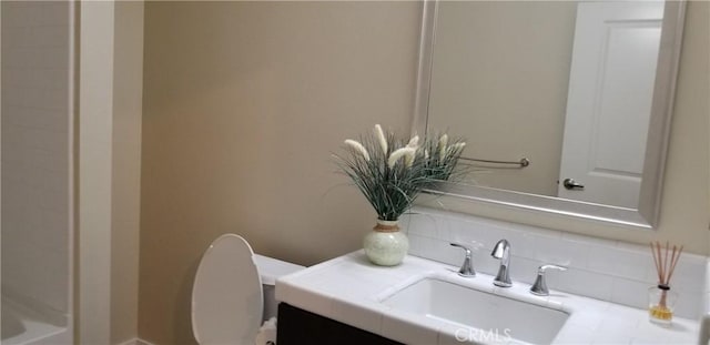 21 Gramercy Unit 115, Irvine, CA 92612 - bathroom with tasteful backsplash, vanity, and a bath