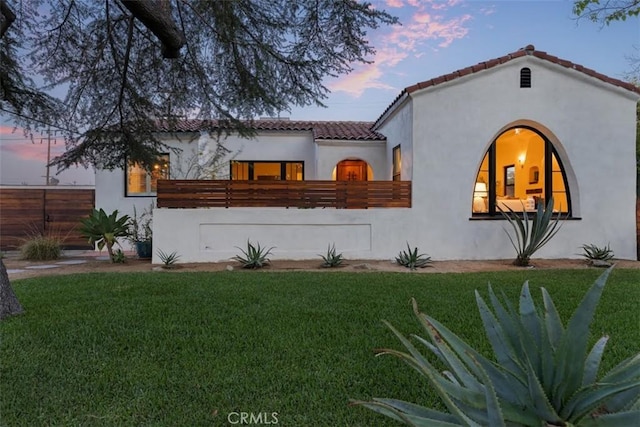 312 W Lutge Ave, Burbank, CA 91506 - view of front of home featuring stucco siding, a front lawn, and a tile roof