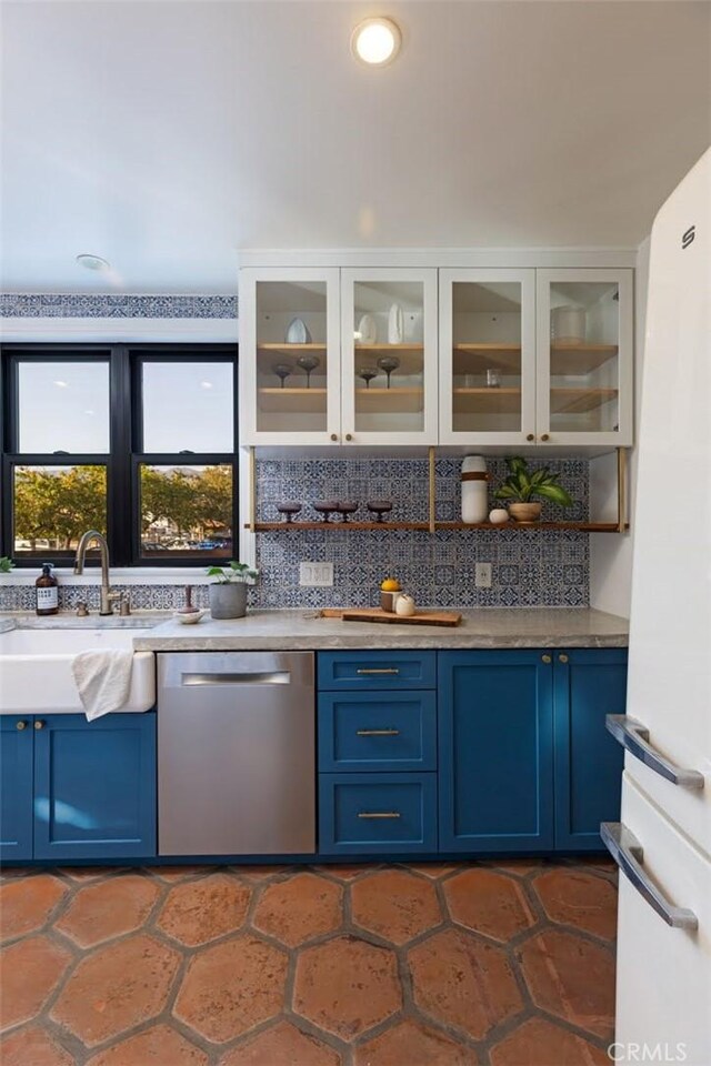 312 W Lutge Ave, Burbank, CA 91506 - bar featuring backsplash, freestanding refrigerator, a sink, and stainless steel dishwasher