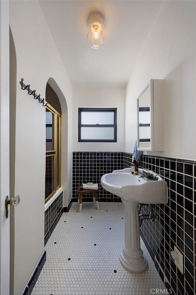 312 W Lutge Ave, Burbank, CA 91506 - bathroom with tile walls and a wainscoted wall