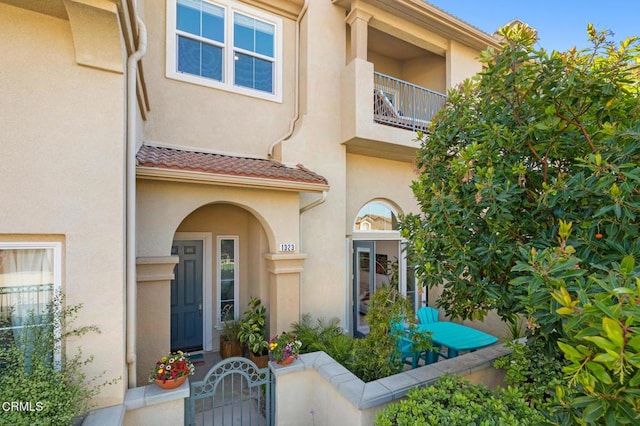 1323 Bayside Cir, Oxnard, CA 93035 - doorway to property featuring stucco siding and a balcony