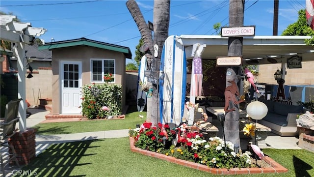 view of yard featuring an outbuilding