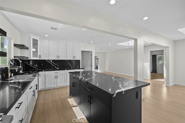 24431 La Glorita Cir, Newhall, CA 91321 - kitchen with a wealth of natural light, a kitchen island, and dark countertops